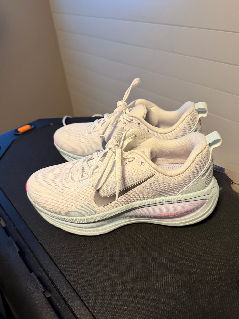 Nike Vomero 18 Women's
White / Metallic Silver Glacier Blue 8.5 Regular